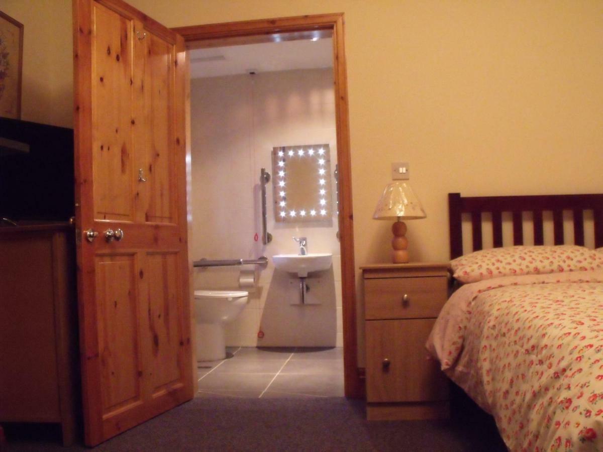 Cosy Ground Floor Disabled Friendly Room In Farm House Llandderfel Ngoại thất bức ảnh